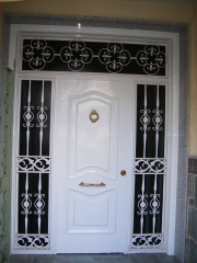 Puerta de entrada en forja blanca
