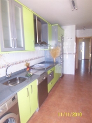 Cocina amueblada con muebles actuales en colores