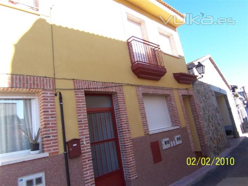 FACHADA DE PISO EN HIGUERA DE LAS DUEÑAS DE NUEVA CONSTRUCCION EN VENTA Ó ALQUILER