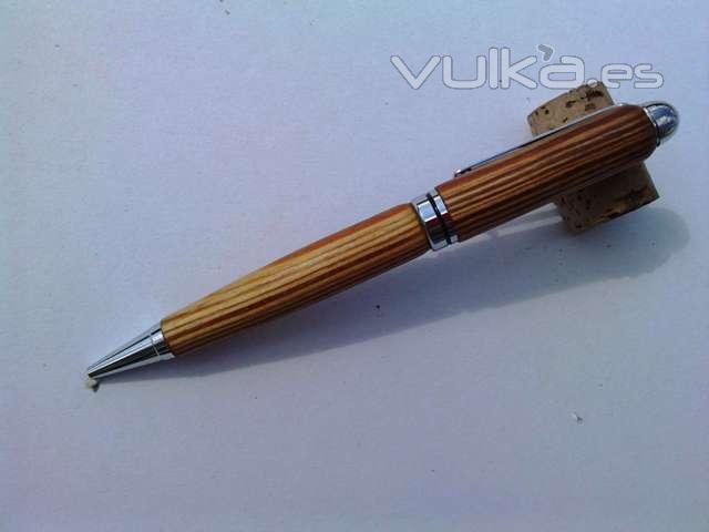 Bolígrafo en pino canadá