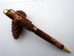 Boligrafo hecho con dos pinas