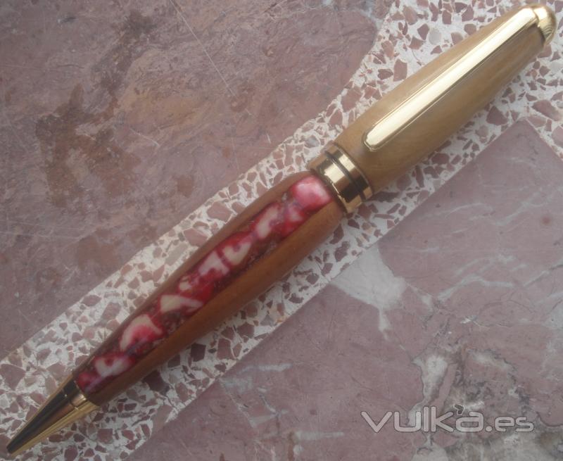 Bolígrafo hecho en madera de olivo, en madera de nogal y coral