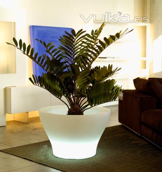 Macetero con luz Llum de Vondom. 