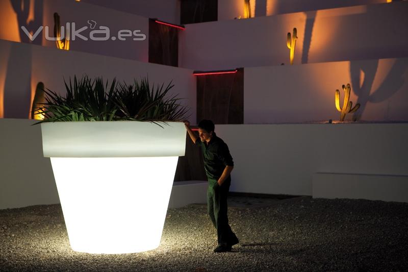 Macetero con luz serie LLum de Vondom. 