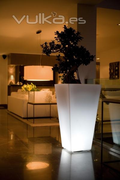 Macetero con luz serie LLum de Vondom. 