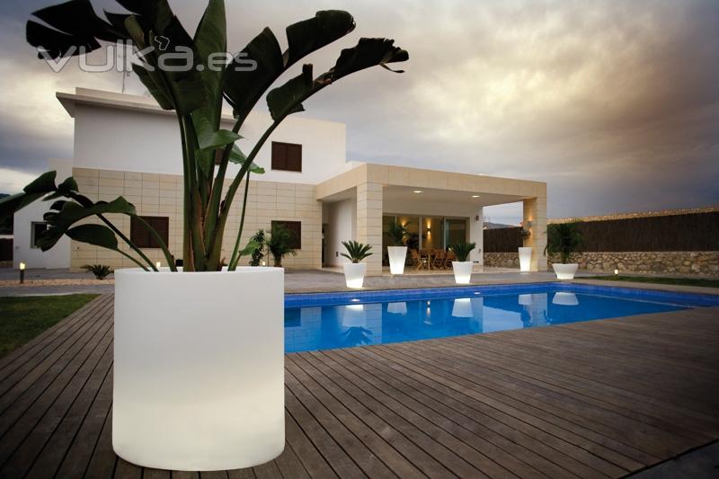 Macetero con luz serie LLum de Vondom. 