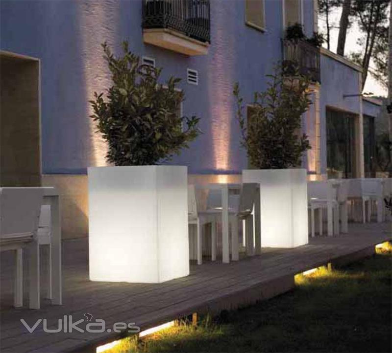 Macetero con luz serie LLum de Vondom. 