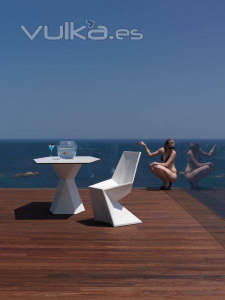 Mobiliario para exterior Vondom. Serie Vertex. 