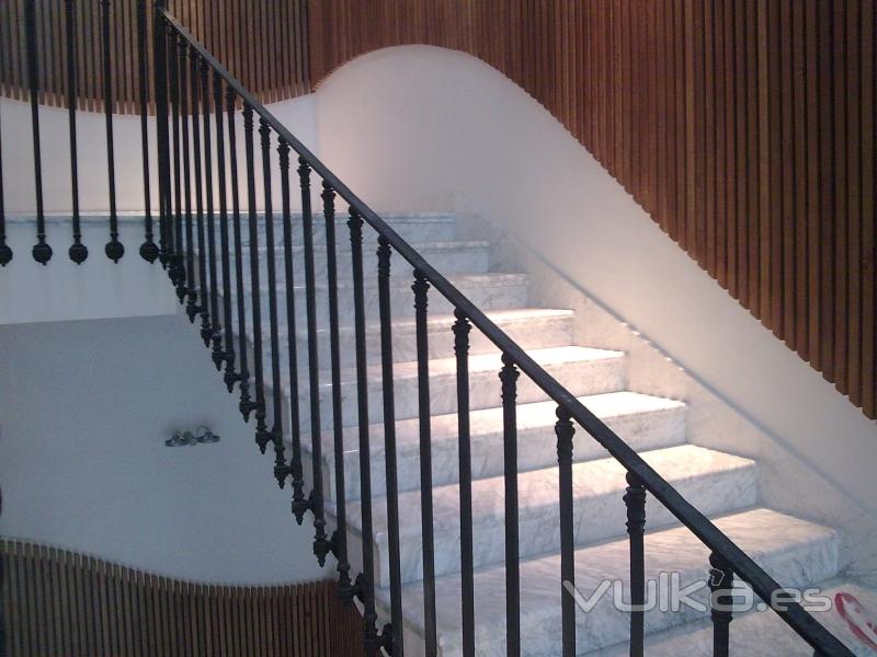 Escalera Blanco Carrara 3 + 2 cms.