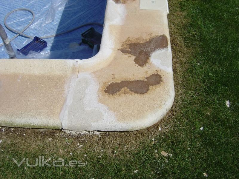 Proyección de Suber Tres en bordillos de piscinas como reparación y anti deslizantes