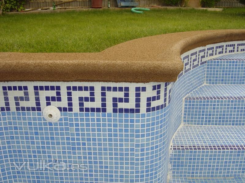 Proyección de Suber Tres en bordillos de piscinas como reparación y anti deslizantes