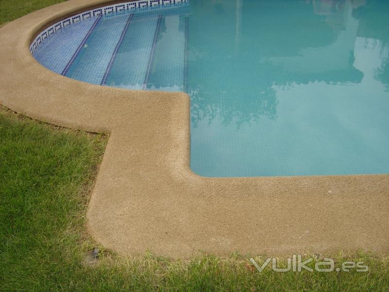 Proyección de Suber Tres en bordillos de piscinas como reparación y anti deslizantes