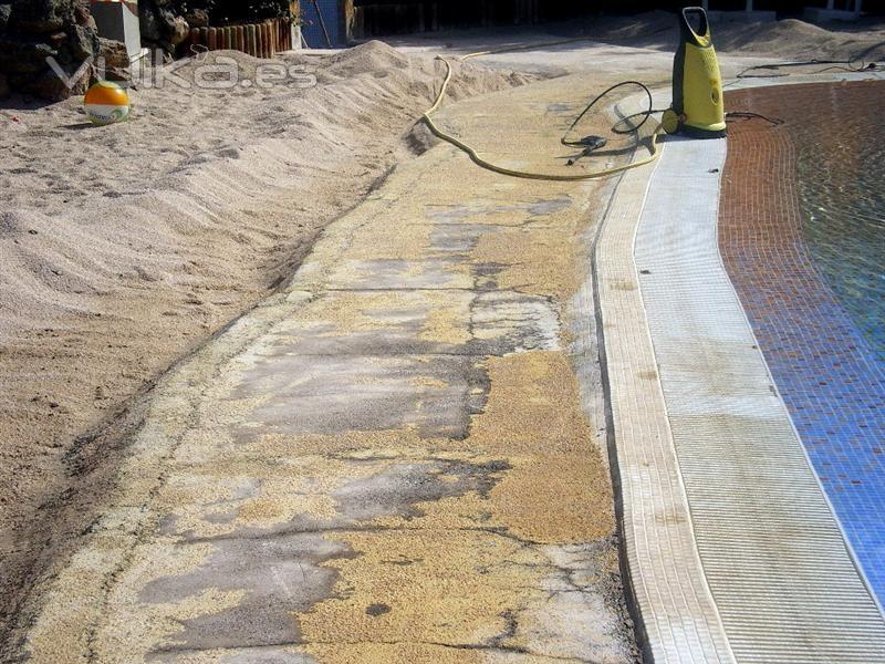 Proyección de Suber Tres en bordillos de piscinas como reparación y anti deslizantes