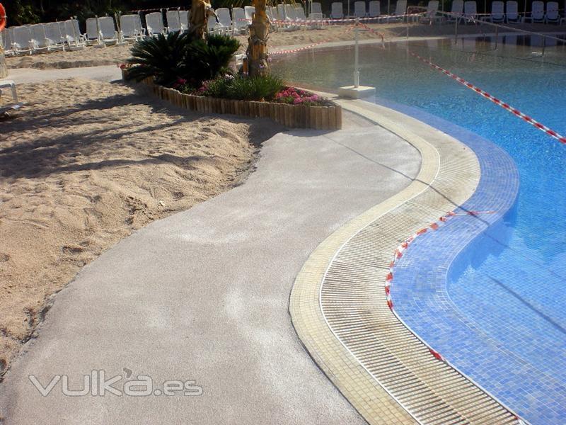 Proyección de Suber Tres en bordillos de piscinas como reparación y anti deslizantes