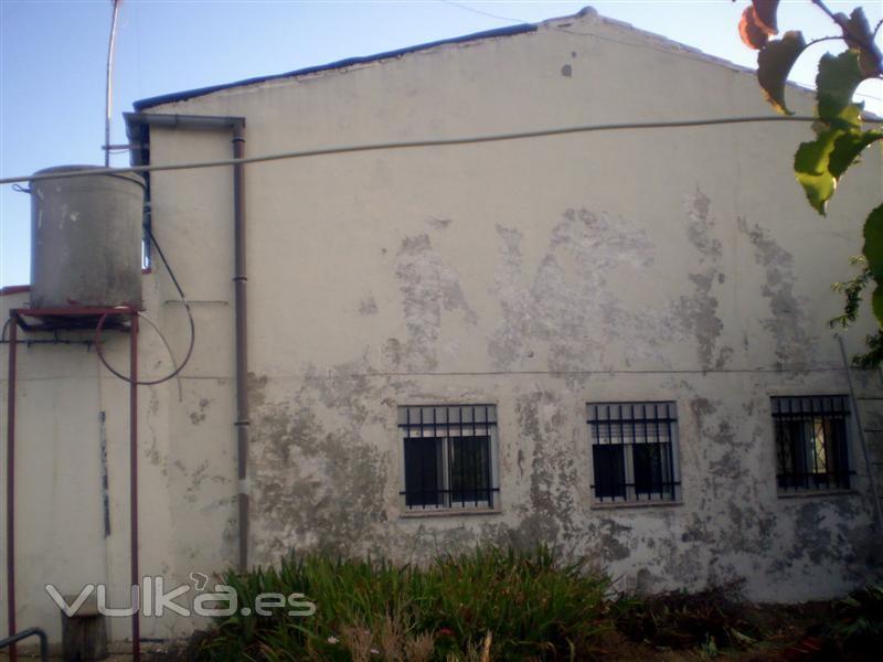 Proyección de Suber Tres en fachada con problemas de humedad - antes del proyectado