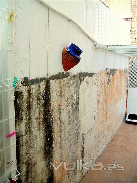 Proyección de Suber Tres en fachada con problemas de humedad - antes del proyectado