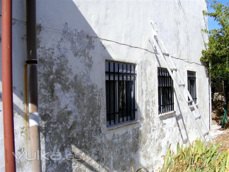 Proyección de Suber Tres en fachada con problemas de humedad - antes del proyectado