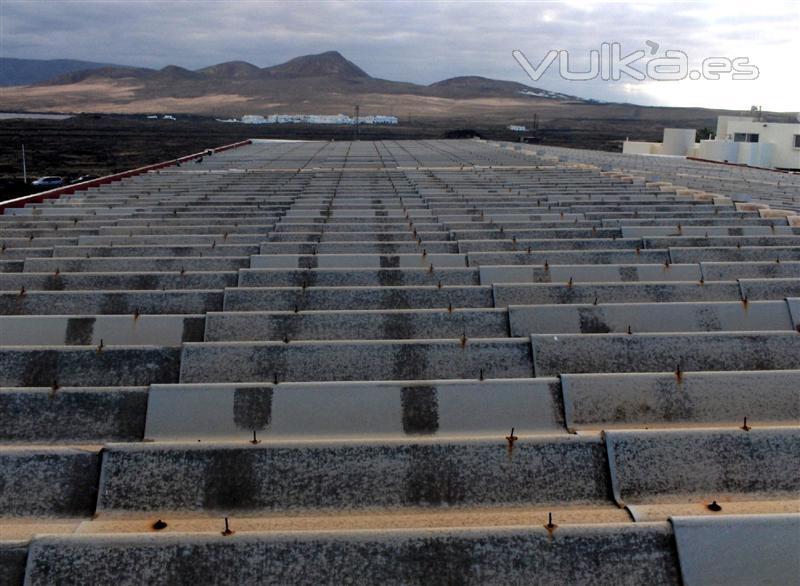 Proyección de Suber Tres en cubierta metálica - antes del proyectado
