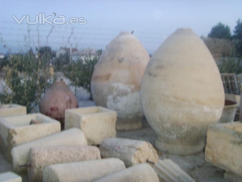 tinajas de barro blanco de 2 metros de altura