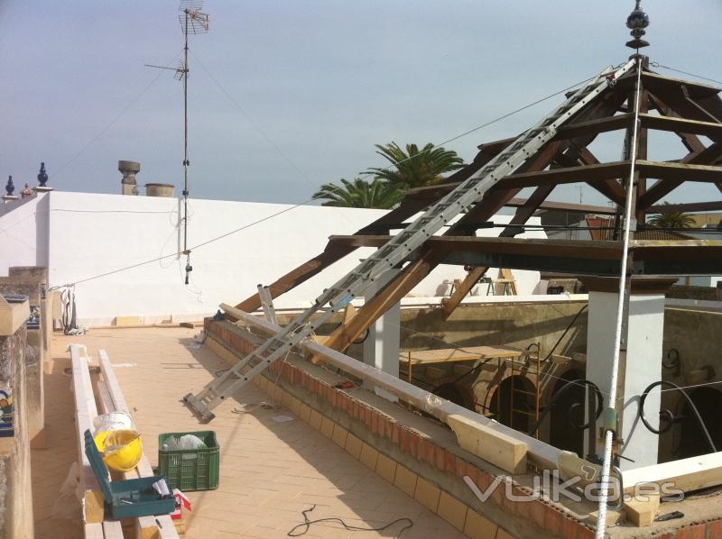 Construccion de cubierta de madera en Plaza de Abastos de Manzanilla.