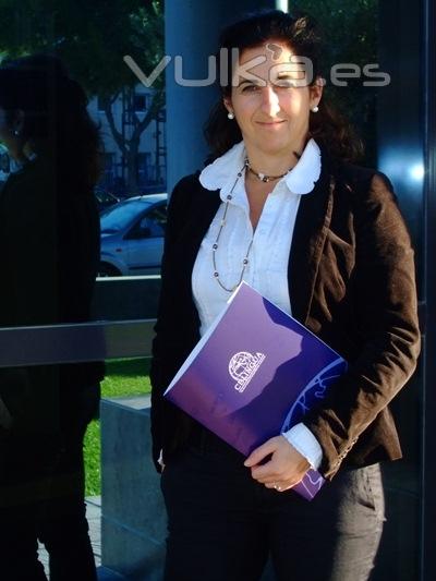 Carolina - Gerente de CBLingua en  la entrada de nuestra oficina en Cadiz