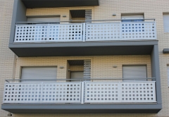 Balcon de hierro con pasamanos de acero inoxidable