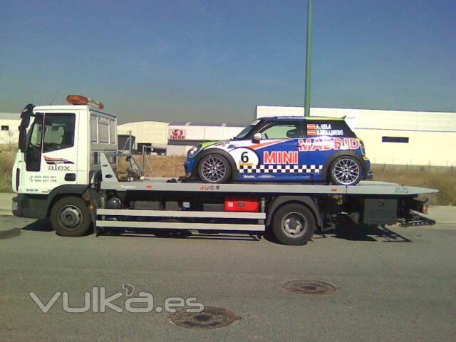 Gruas Alex, transporta coches tunning o de carreras sin ninguna dificultad y con la maxima seguridad