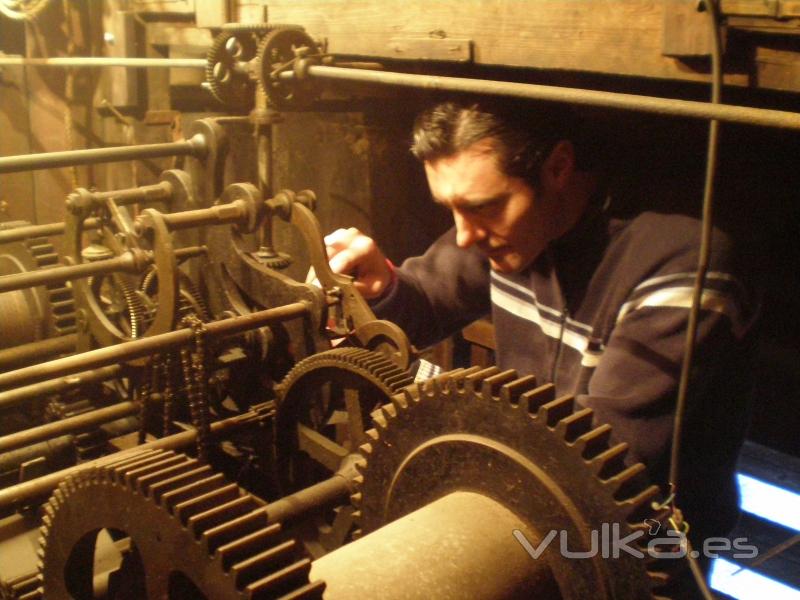 Trabajando en un reloj monumental