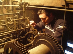 Trabajando en un reloj monumental