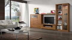 Muebles en color nogal con vitrinas