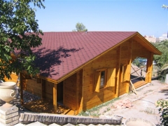 Exterior casa tronco macizo barnizada