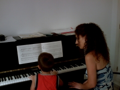 Gema dando clases de piano