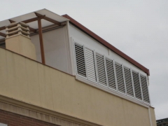 Cerramiento en terraza con techo,ventanas y mallorquinas