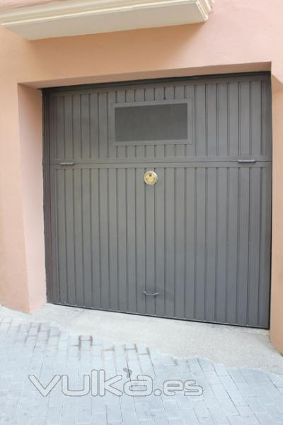 Puerta basculante de hierro para garaje