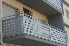 Balcones de hierro con pasamanos de acero inoxidable