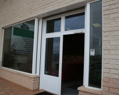 Puerta batiente aluminio con gran cristalera