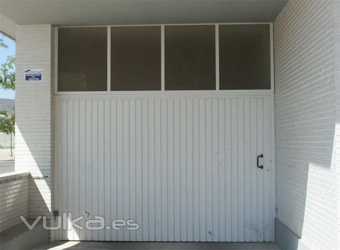Puerta batiente de hierro para garajes