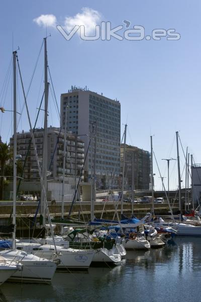 Junto al Puerto Deportivo en pleno centro de Vigo