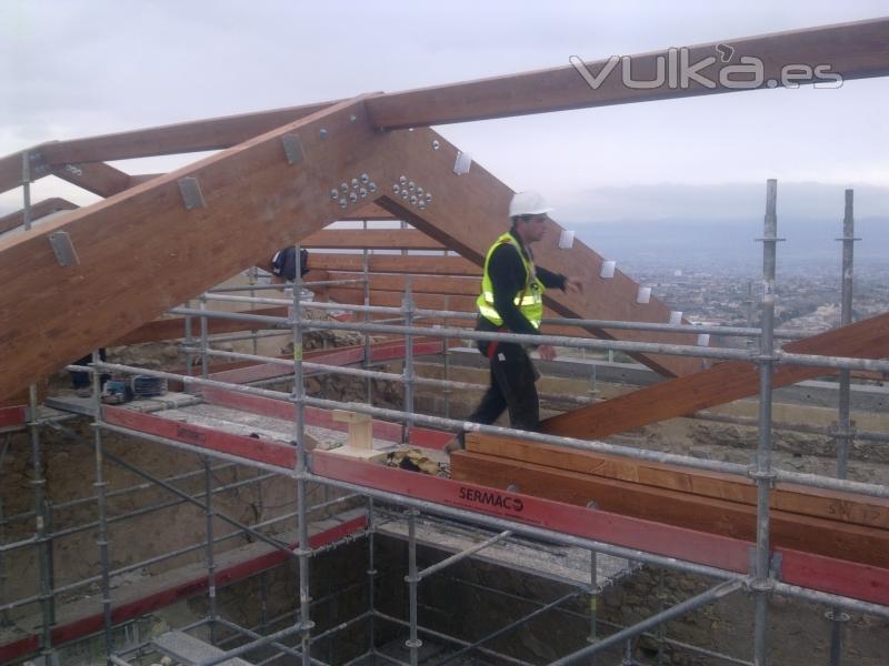 montaje de la cubierta de madera de la iglesia