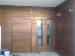 Entrada de madera iroko