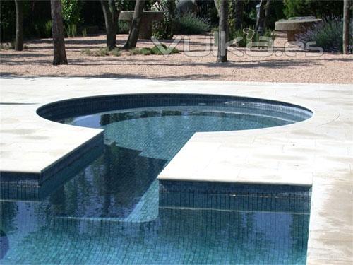 Jacuzzi adosado a piscina 