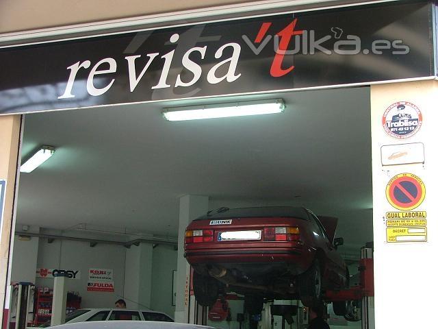 preparando porsche 924 para el rallye Costa Brava, de Juan Fullana