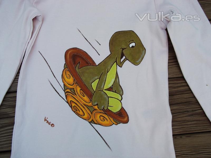 Camiseta Tortuga. Pintada a mano con pinturas de alta calidad