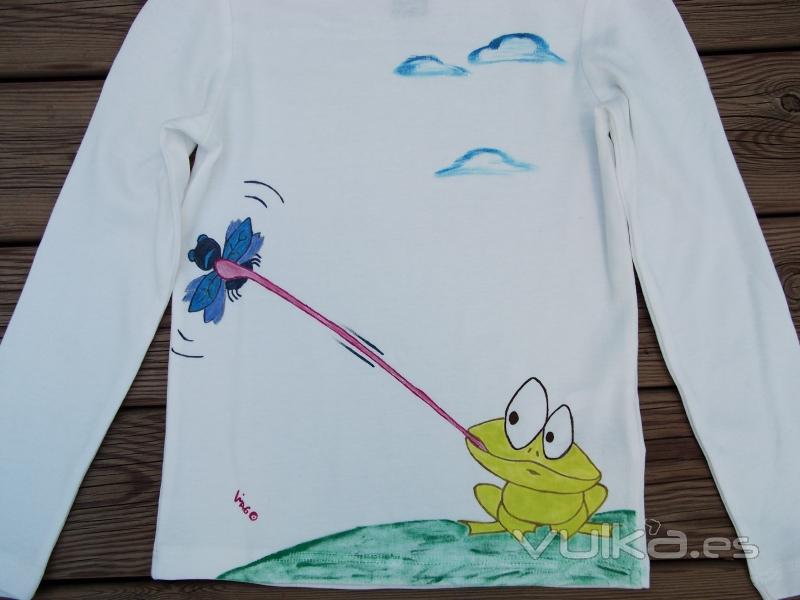 Camiseta Rana y Mosca. Ointada a mano con pinturas de alta calidad