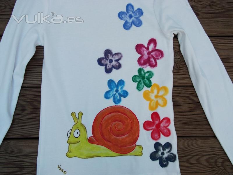 Camiseta Caracol. Pintada a mano con pinturas de alta calidad