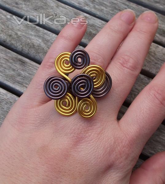 Anillo Sabana. Hecho a mano con aluminio amarillo y marrn