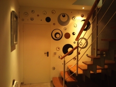 Vinilo decorativo combinado en escaleras colores negro, plata y bronce