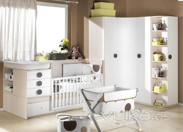 dormitorio infantil con cuna convertible