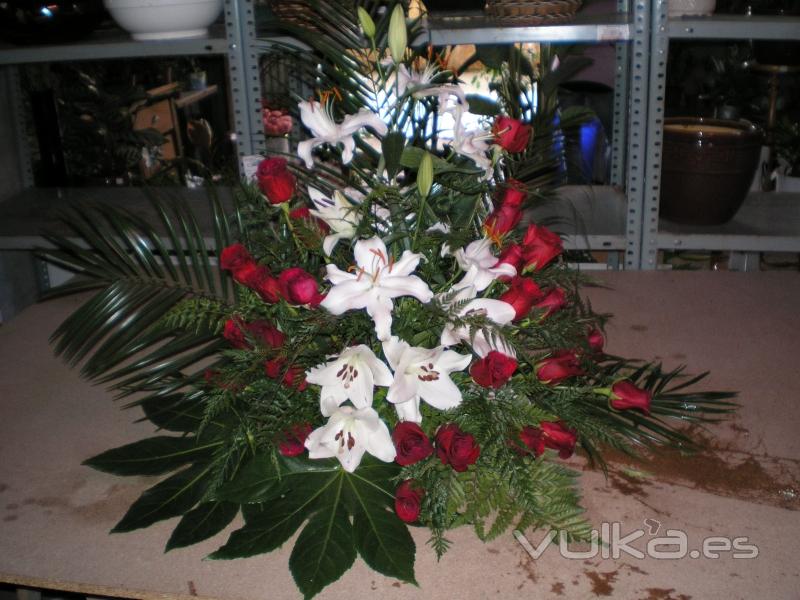 CENTRO FLORES DE ROSAS ROJAS Y LILIUM BLANCO CONBINADO CON HOJAS DE ARALIA 70EUR