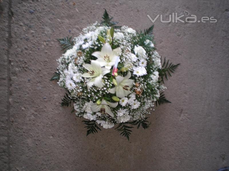 CENTRO BLANCA NAVIDAD COMPUESTO POR LILIUM BLANCO MARGARITA BLANCA  CLAVEL Y ADORNOS NAVIDEOS 35EUR